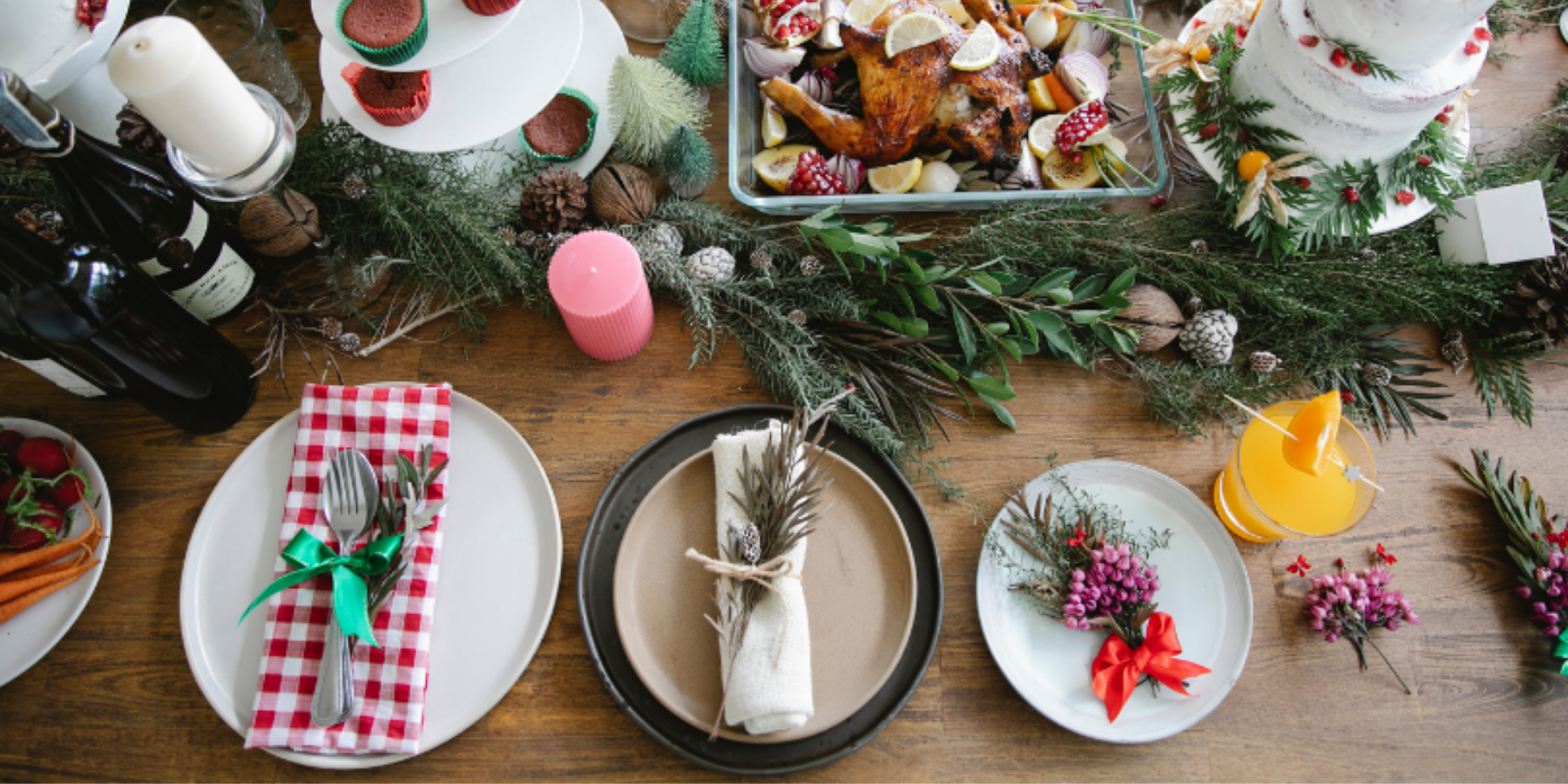 mesa estilo postre de cuarentena para Navidad con cena pasteles platos decoración natural