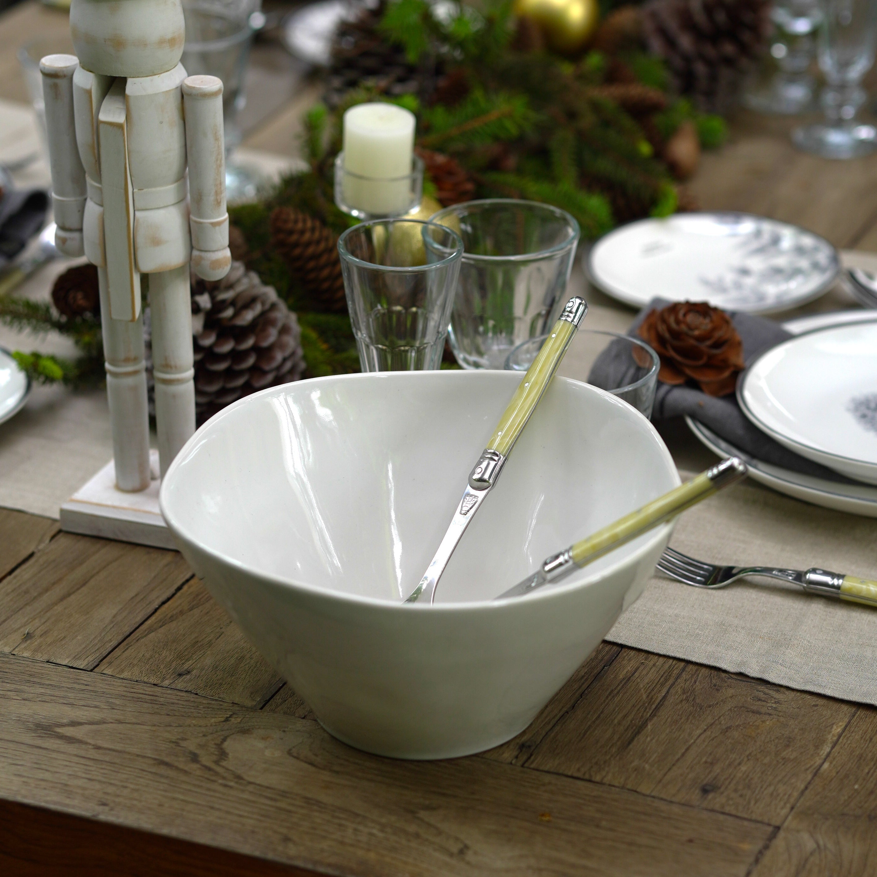 PACK: ENSALADERA CERÁMICA BLANCA ABEJA + PIEZAS DE SERVIR