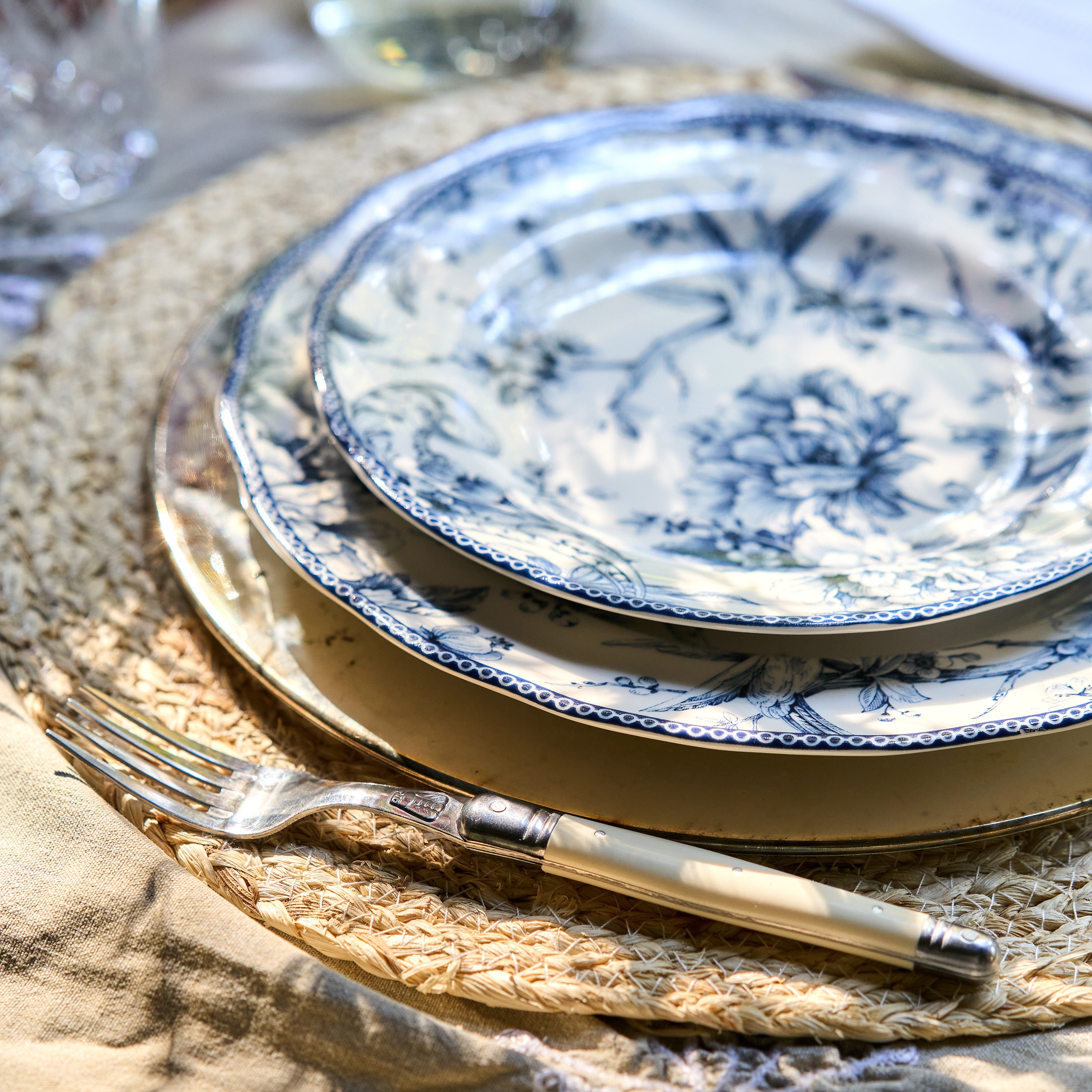 Pack Mesa Completa Juego Porcelana Adelaide Blue + Juego 24 Cubiertos Ivory Laguiole