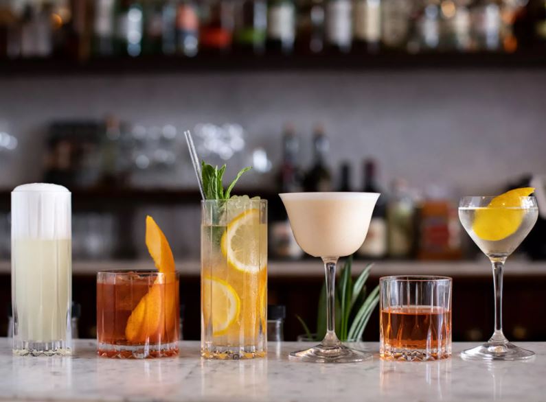 ¿POR QUÉ CON UNA SOLA COPA DE CÓCTEL EN TU BAR NO ES SUFICIENTE?