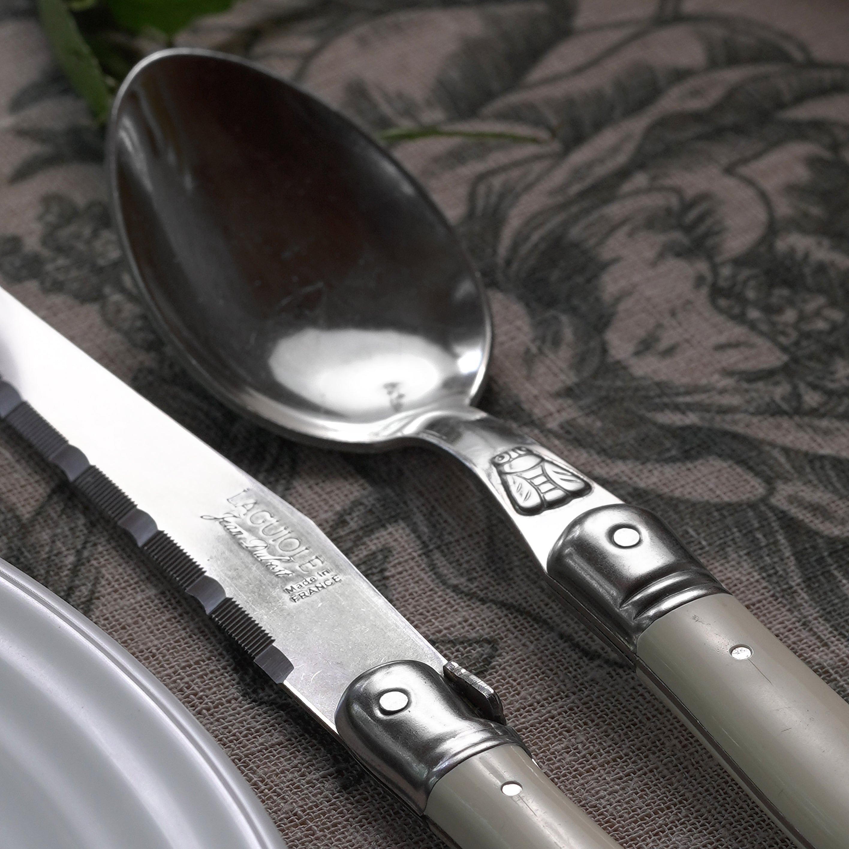 LAGUIOLE SET 18 PIEZAS IVORY (Cuchillo, Tenedor y Cuchara de Sopa)
