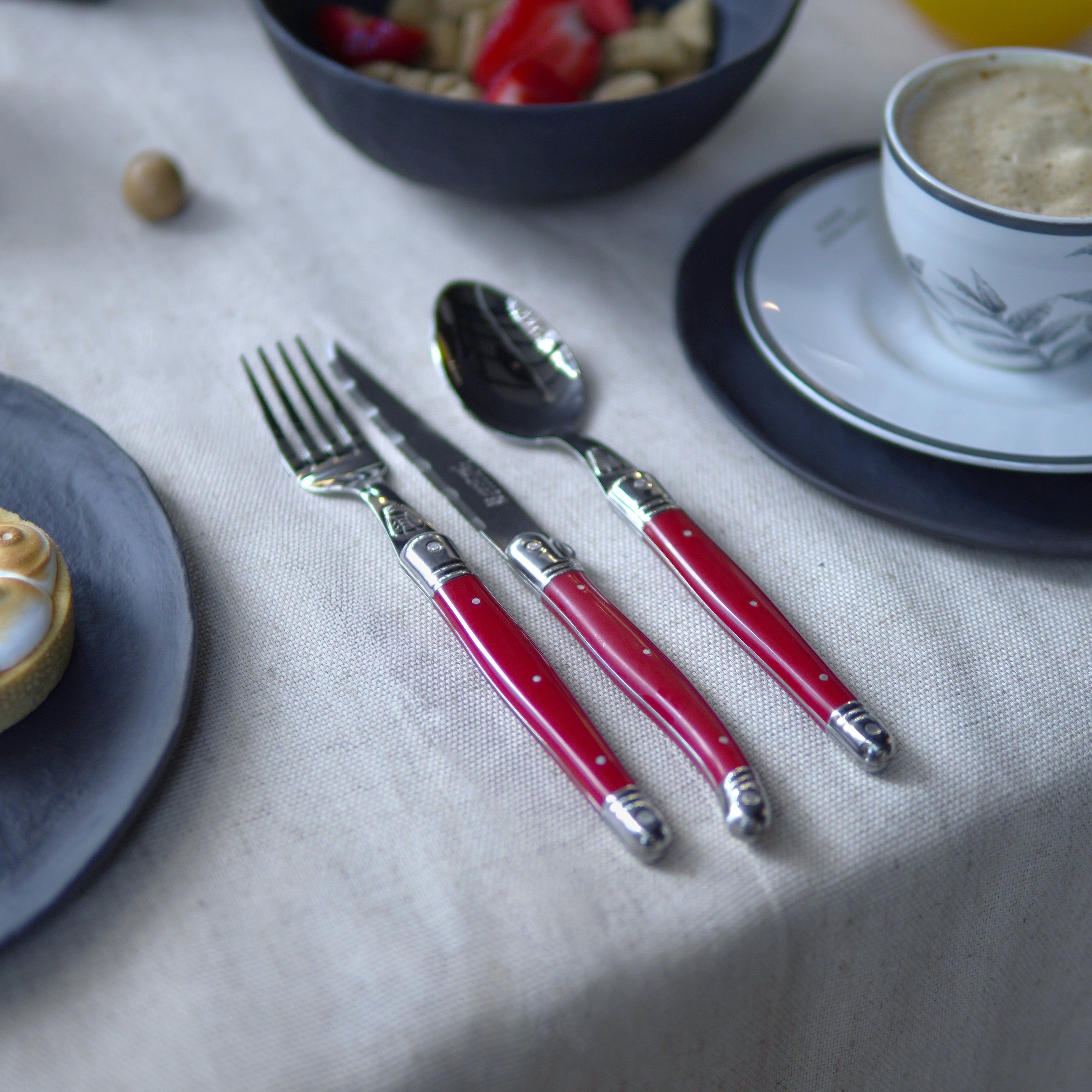 LAGUIOLE  SET CUCHILLERÍA 24 PIEZAS ROJO - Caja Kraft