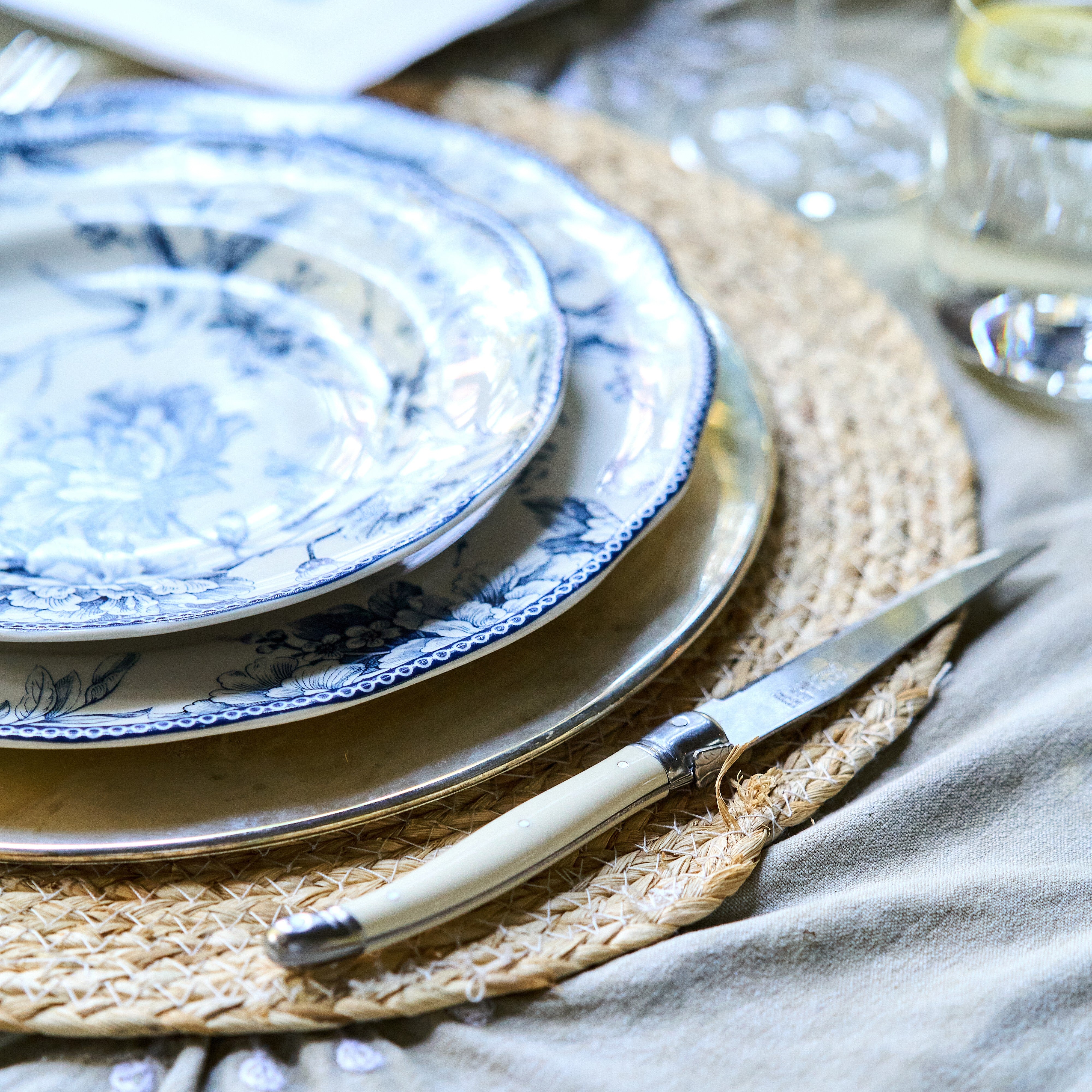 Pack Mesa Completa Juego Porcelana Adelaide Blue + Juego 24 Cubiertos Ivory Laguiole